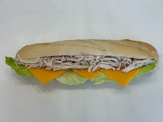 Sandwich De Pollo Desfilado , Lechuga Y Queso