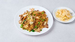 Bong bong noodle box z mięsnym mixem