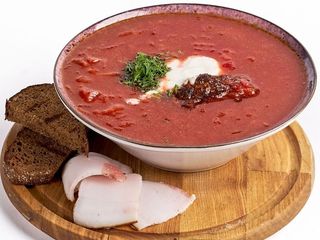 Червоний борщ з яловичиною, салом з цибулею з хлібом