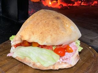 Bresaola, mozzarella fiordilatte, pomodorino, rucola e grana