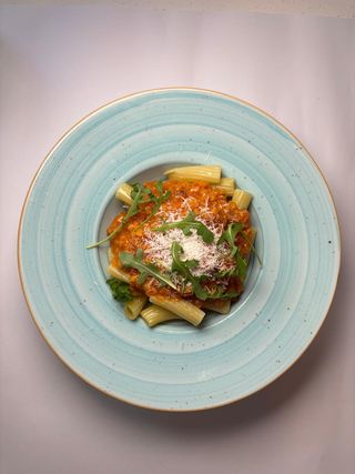 Pasta con boloñesa vegetariana de lentejas rojas