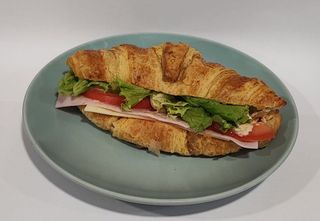 Kroasan sa šunkom, sirom i salatom