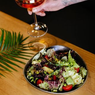 მწვანე სალათი ავოკადოსა და ედამამეს მარცვლებით