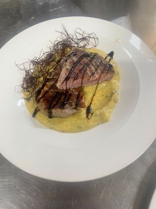 Tagliata di tonno su crema di ceci