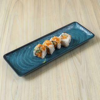 64. Uramaki de salmón picante (8 piezas)
