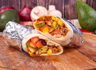 Бурито с телешко месо голямо (450гр.) + Coca-Cola PET (500мл)