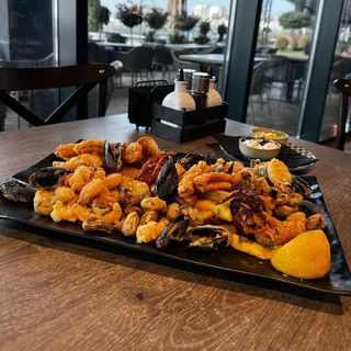 Platou Fritto misto (5-6 persoane) + 1 sticlă de vin alb