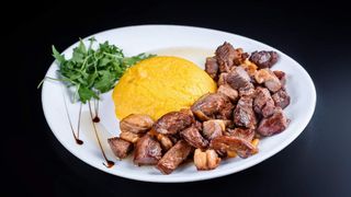 Pastrama de oaie la gratar cu mamaliguta