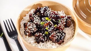 ქათმის ნაგეტსი ტერიაკის სოუსით და ბრინჯით