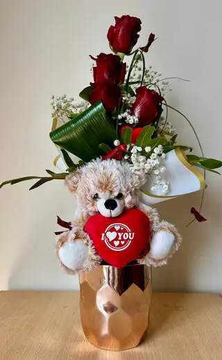 Arranjo Floral com 4 Rosas e Peluche Pequeno em Base de Cerâmica