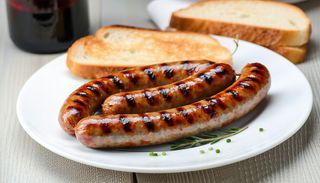 Kiełbasa z pieczywem z grilla