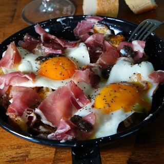 Huevos rotos trufados