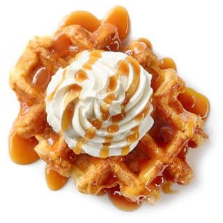 Gofre Con Sirope De Caramelo Y Nata
