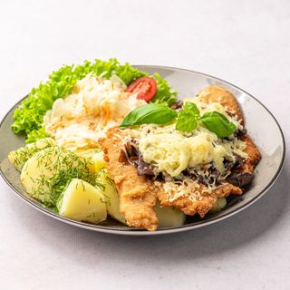 Kotlet schabowy z pieczarkami i serem