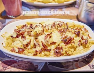 Classic patatas con bacon y salsa de queso cheddar artesanal