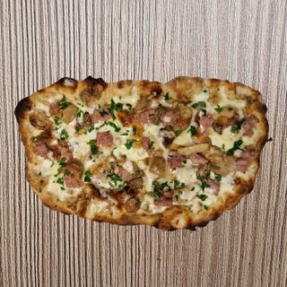 2-Pinsa Crema di tartufo, mozzarella, porcini, prezzemolo, pangrattato