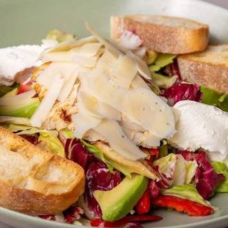 Salată cu Pui Copt și Cremă de Brânză