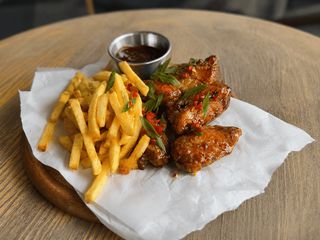 Хрусткі курячі крильця з картоплею фрі