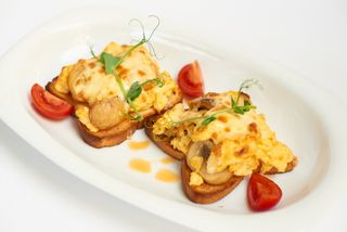 სკრემბლი ტოსტი სოკოით