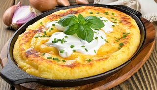 Mamaliguta cu branza si smantana