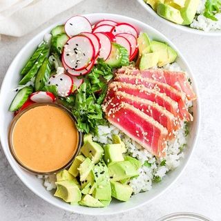 TUNA POKE BOWL / SALATĂ DE TON ROȘU MARINAT ȘI LEGUME PE PAT DE OREZ