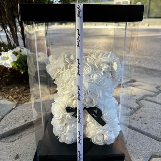 Мече от рози в луксозна кутия (25см) - бяло