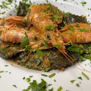 linguini Nero com Pesto e Camarão