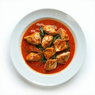 Pollo al curry rosso e latte di cocco piccante