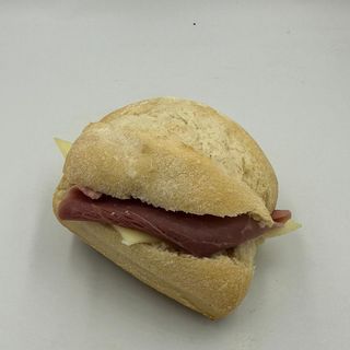 Bocadillo mini de con jamón cocido y queso