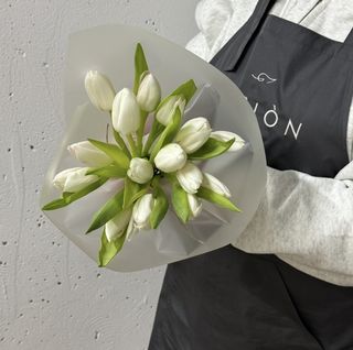 15 білих тюльпанів