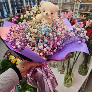 Mini bukiet z gipsówki z misiem.