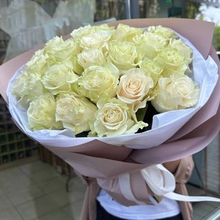 25 білих троянд