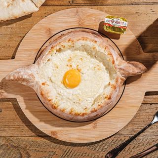 აჭარული ხაჭაპური ცომ გამოცლილი კვერცხით