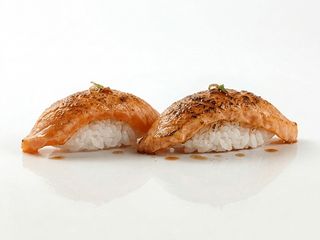 Nigiri z Opalanym Łososiem 2 szt (80g)
