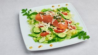 Sałatka szefa z grillowanym łososiem i gorgonzolą