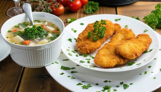 13) Ciorba de vacuta și snițel de pui