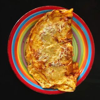 Omletă din 3 ouă cu bacon și cașcaval