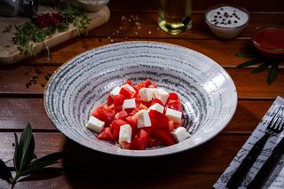 Salata de avocado cu rosii cherry si mozzarella