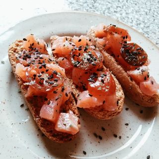 Tostada Con Salmón 