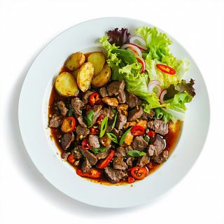 Salteado De Ternera Y Pollo, Papas Y Ensaladilla