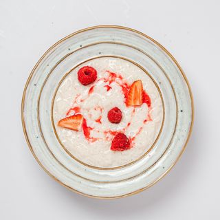 Каша овсяная с ягодами 