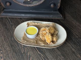 Курячі нагетси з сирним соусом (210g)