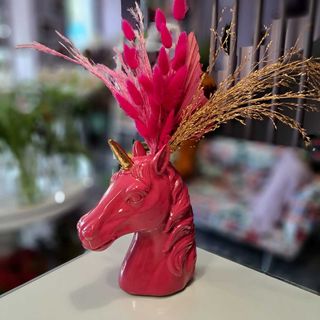 Vaza ceramica unicorn cu aranjament nemuritor fucsia