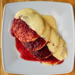 PanKejk z sosem malinowym i białą czekoladą 4szt