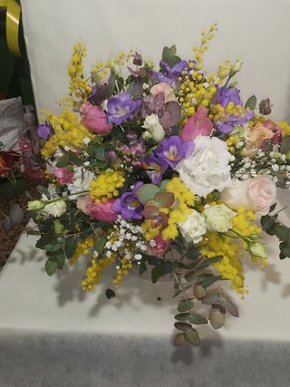 Flower Box L  fiori di stagione con mimosa