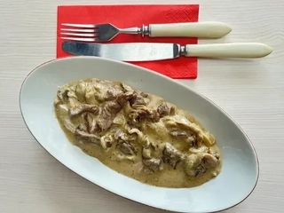 БЕВСТРОГАНОВ З ГРИБАМИ В ГОРІХОВО-ВЕРШКОВОМУ СОУСІ (150g)