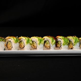 N7 Roll Manzana, pepino y aguacate por encima.