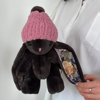 Іграшка Кролик чорний з рожевою шапкою