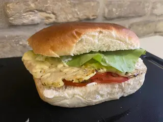 Grilovano belo meso u lepinji