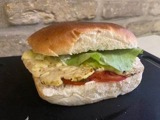 Grilovano belo meso u lepinji